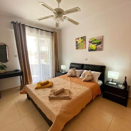 Cozy Poolside Apartment Paphos Extérieur photo