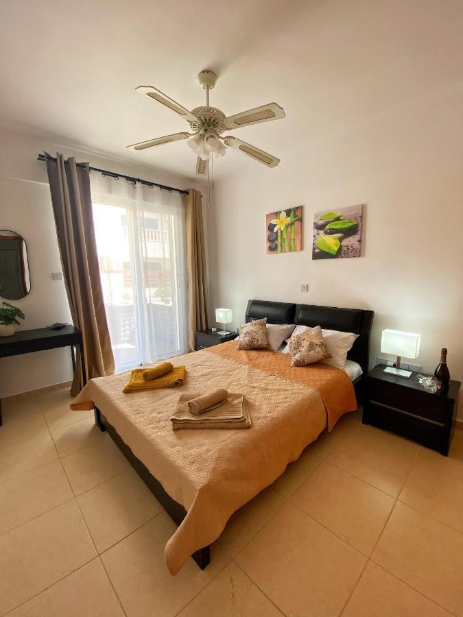 Cozy Poolside Apartment Paphos Extérieur photo