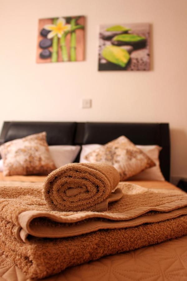 Cozy Poolside Apartment Paphos Extérieur photo