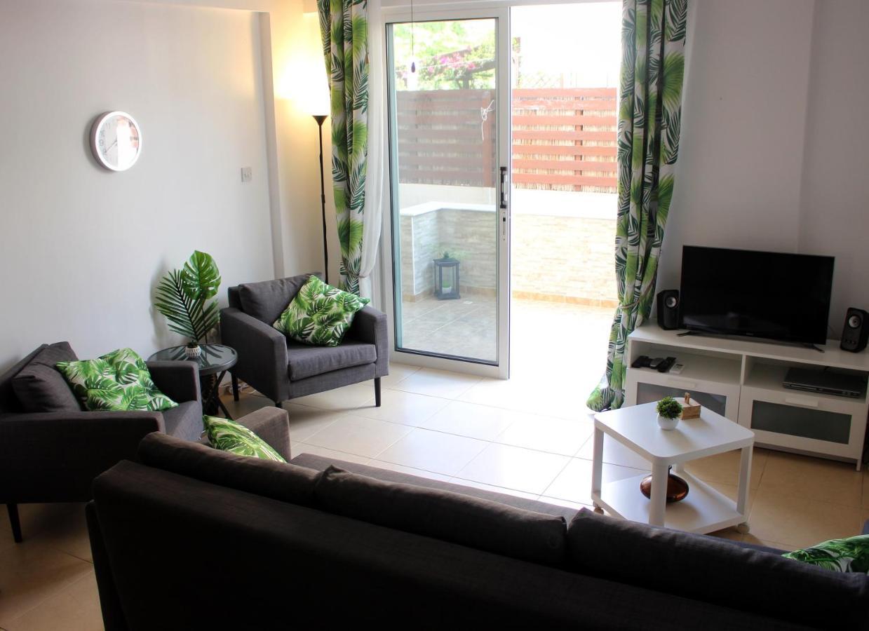 Cozy Poolside Apartment Paphos Extérieur photo