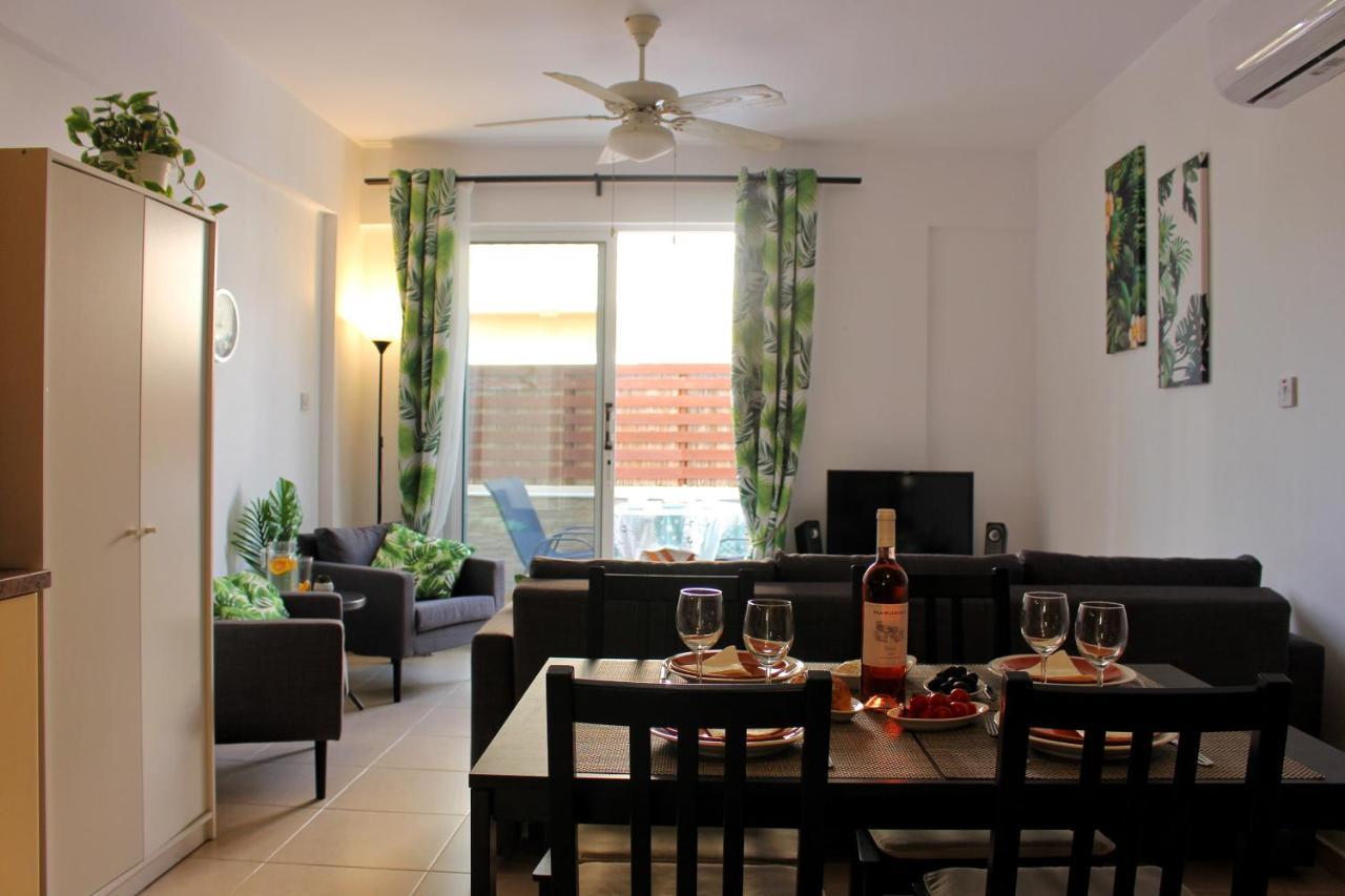 Cozy Poolside Apartment Paphos Extérieur photo