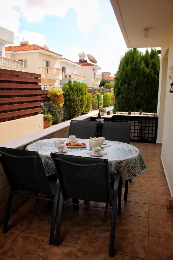 Cozy Poolside Apartment Paphos Extérieur photo