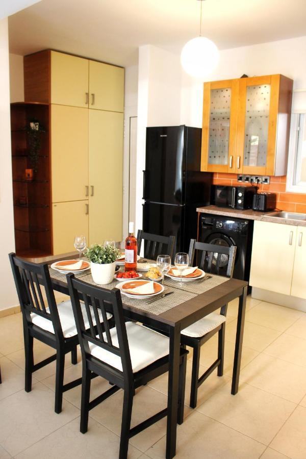 Cozy Poolside Apartment Paphos Extérieur photo