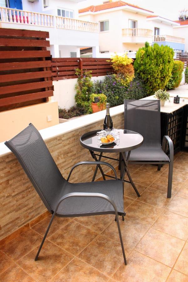 Cozy Poolside Apartment Paphos Extérieur photo